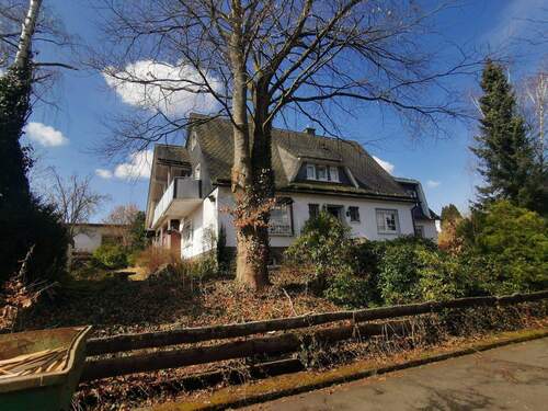 Strassenansicht - Geräumiges 2-Familienhaus in ruhiger Ortslage - 9 Zimmer - 3 Garagen - Werkstatt - Wintergarten