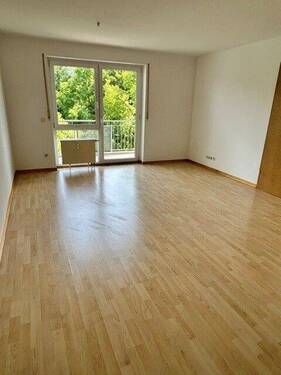 Wohnzimmer - +++ Charmante Dachgeschosswohnung mit Balkon und Tiefgaragenstellplatz +++