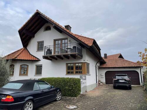Hauseingang und Garage - Sehr gepflegtes Einfamilienhaus mit Einliegerwohnung, Doppelgarage, PKW-Stellplätzen und Garten