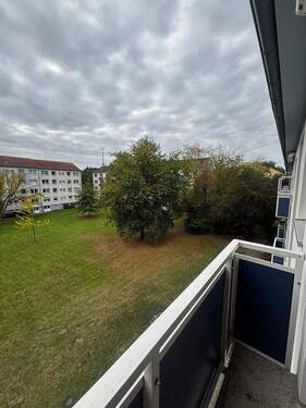 Blick vom Balkon - 3 Zimmer Etagenwohnung zum Kaufen in Bremen