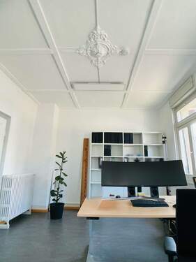 Büroraum im EG mit Stuckdecke - 