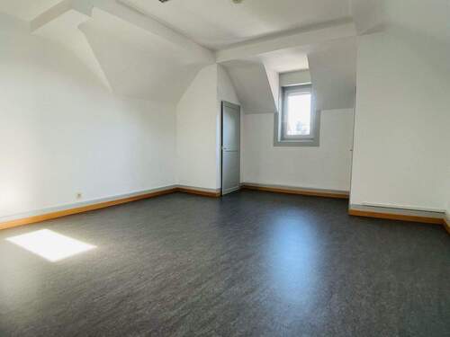 Schlafzimmer im OG mit kleinen Abstellräumen - 