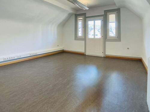 Wohnzimmer im OG mit Zugang zum Balkon - 