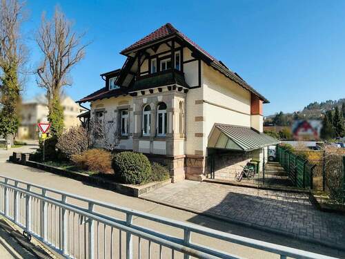 Hausansicht mit abschließbarem Fahrradparker und Stellplatz - 6 Zimmer Mehrfamilienhaus, Wohnhaus zum Kaufen in Gernsbach