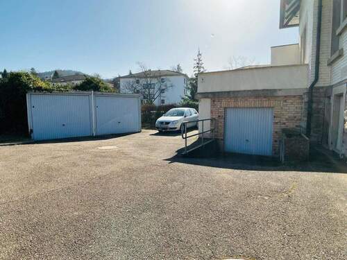 Garagen und Stellplätze vor dem Gebäude - Mehrfamilienhaus, Wohnhaus mit 178,00 m&sup2; in Gernsbach zum Kaufen
