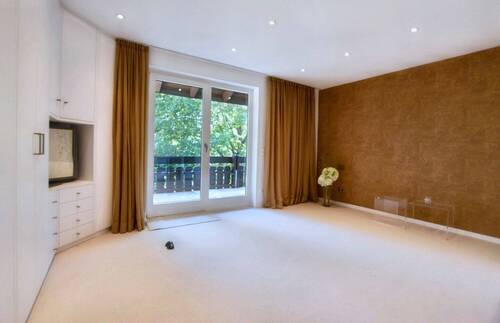 Schlafzimmer mit Zugang zum Balkon - 