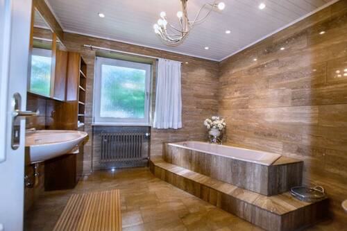 Badezimmer mit Badewanne - 