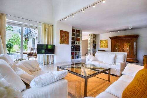 Wohnbereich mit bodentiefen Fenstern - Einfamilienhaus mit 420,00 m&sup2; in Heilsbronn zum Kaufen