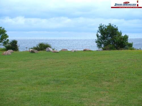 Liegewiese mit Blick aufs Meer - 