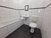 Bad mit Wanne - 3 Zimmer Etagenwohnung in Gera