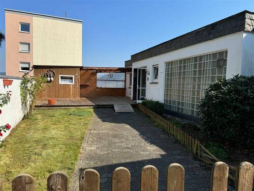 Eingang mit kl. Garten und Schuppen - 4 Zimmer Etagenwohnung zum Kaufen in Schmallenberg