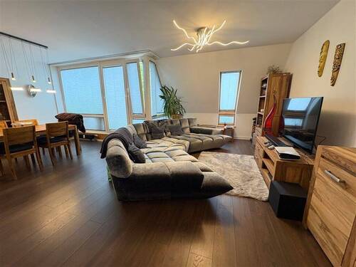 Wohnbereich - Luxuriöse, voll möblierte 3-Zimmer-Wohnung mit zwei Balkonen und Tiefgarage