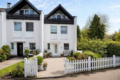 Außenansicht - Wohnen am Hildener Stadtwald mit viel Platz, Privatsphäre & Duplex Garage!