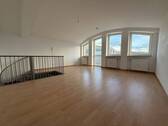 Wohnzimmer - Wohnen im Zentrum mit Einbauküche.