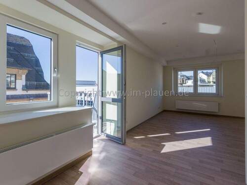 Wohnzimmer mit Balkon - 2 Zimmer Etagenwohnung zur Miete in Plauen