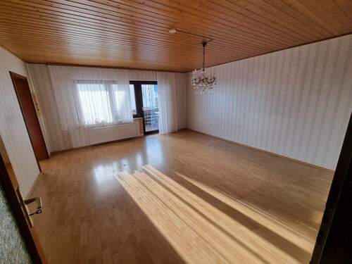 Wohnzimmer - leerstehende 3,5-Zimmer-Wohnung in Altenmünster CR