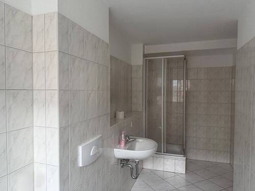 Bad mit Dusche - Etagenwohnung mit 71,20 m&sup2; in Gera zur Miete