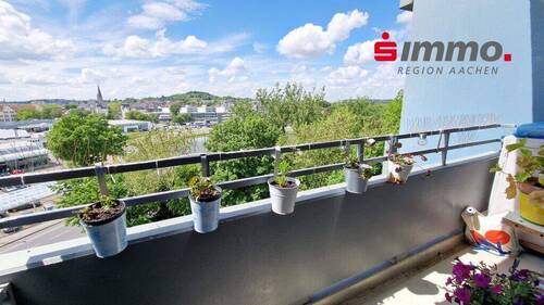 Titelbild - Mit Blick auf Dom und Lousberg! Solide vermietete, gepflegte 2-Zimmerwohnung mit Balkon