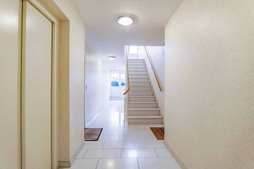 Treppenhaus mit Fahrstuhl - 