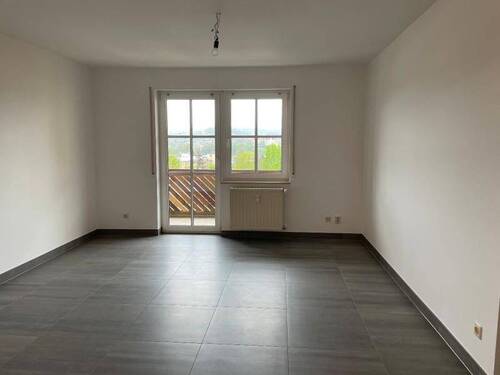 Wohnzimmer mit Balkon - 2 Zimmer Etagenwohnung in Plauen