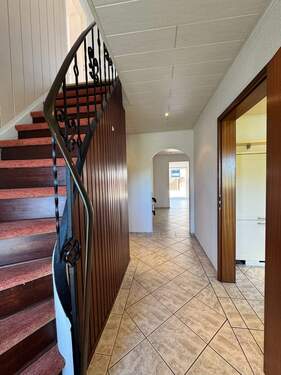 Flur und Treppe - 