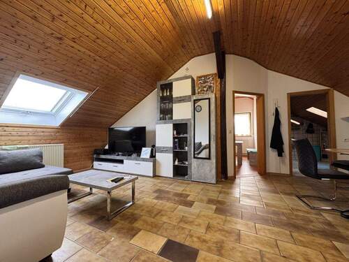 Wohnzimmer - Helle 3-Zimmer-DG-Wohnung in ruhiger Lage zum Mieten ab 01.06.2026 frei