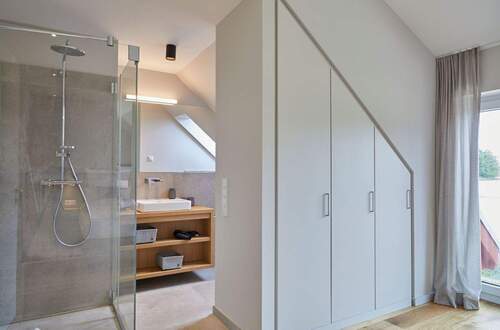 Duschbad mit Einbauschrank - 