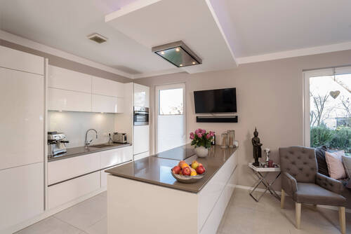 Beispiel Küche - Moderne Maisonette Wohnung im KfW-40-Haus mit Terrasse