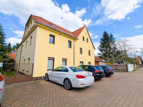 Stellplätze vor dem Haus - 