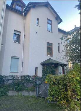 hintere Hausansicht - 4 Zimmer Mehrfamilienhaus, Wohnhaus in Frankfurt am Main