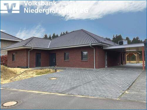 Vorderansicht - Neubau-Bungalow mit Einliegerwohnung - Perfekt für Mehrgenerationen!