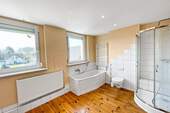 Badezimmer 1.OG - 7 Zimmer Mehrfamilienhaus, Wohnhaus in Fredersdorf-Vogelsdorf