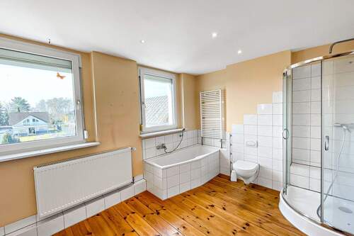 Badezimmer 1.OG - 7 Zimmer Mehrfamilienhaus, Wohnhaus in Fredersdorf-Vogelsdorf