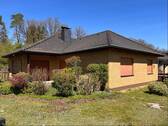 Blick von der Straße - Winkelbungalow mit Garage und Carport