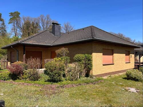 Blick von der Straße - Winkelbungalow mit Garage und Carport