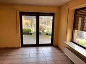 Zugang zur teilüberdachten Terrasse vorne - 
