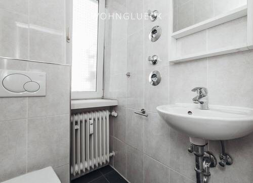 Gepflegtes Tageslichtbad - 3 Zimmer Etagenwohnung in München