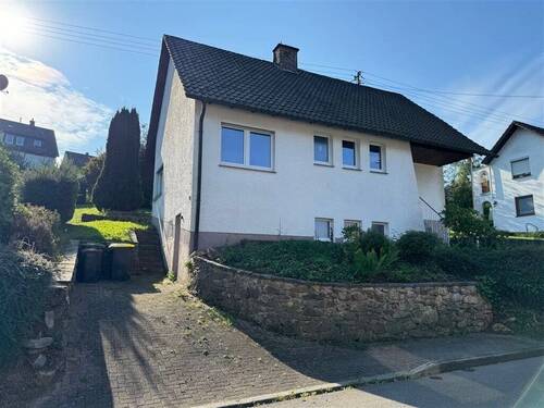 Straßen-Ansicht - 5 Zimmer Einfamilienhaus zum Kaufen in Kirchhundem