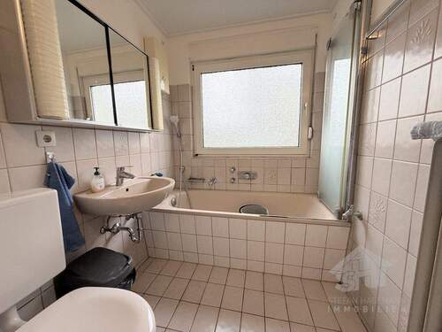 Bad mit Wanne und Duschabtrennung - 