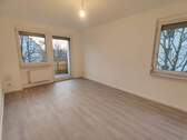 Wohnzimmer mit Balkon - 3 Zimmer Etagenwohnung in Markkleeberg OT Gaschwitz