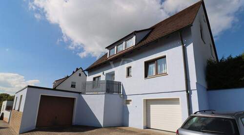 Einfahrt mit Garagen - 