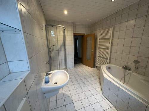 Bad mit Wanne und Dusche - 