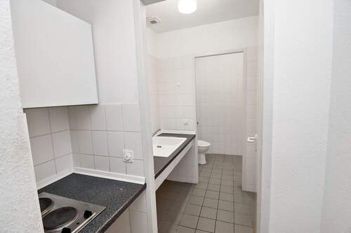 Durchgangsbereich mit integrierter Küche und WC - Gewerbeobjekt (Büro, Produktion, Verkauf) in Berlin zur Miete