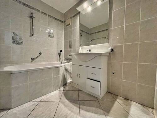 Bad mit Wanne - 