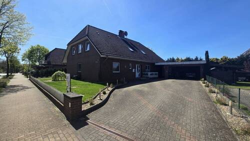 Blick von der Straße - Teilvermietetes Zweifamilienhaus mit Doppelgarage