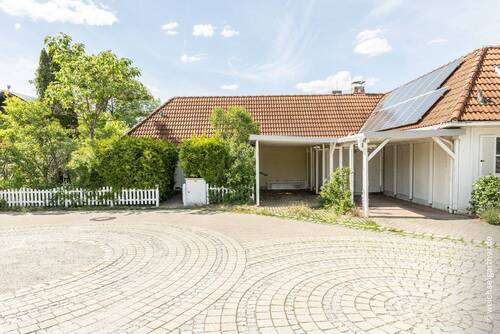 Blick auf die Carports - Bungalow mit 130,10 m&sup2; in Kirchheim bei München zum Kaufen