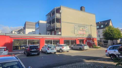Ansicht Parkplatz - Mehrfamilienhaus, Wohnhaus in Betzdorf zum Kaufen
