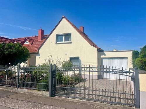 Wohnhaus /Altbau mit Doppelgarage ein Stellplatz - 