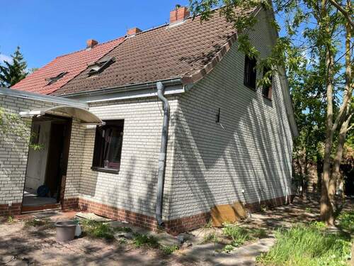 Zugang zum Haus mit Veranda - 4 Zimmer Doppelhaushälfte zum Kaufen in Ducherow OT Schwerinsburg