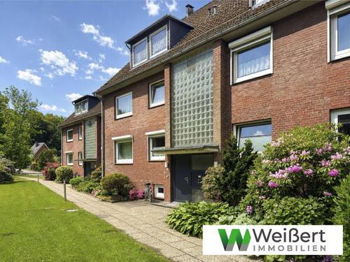 Ansicht Haus - Attraktive Eigentumswohnung mit großzügigem Wohnbereich, Balkon und Garage
